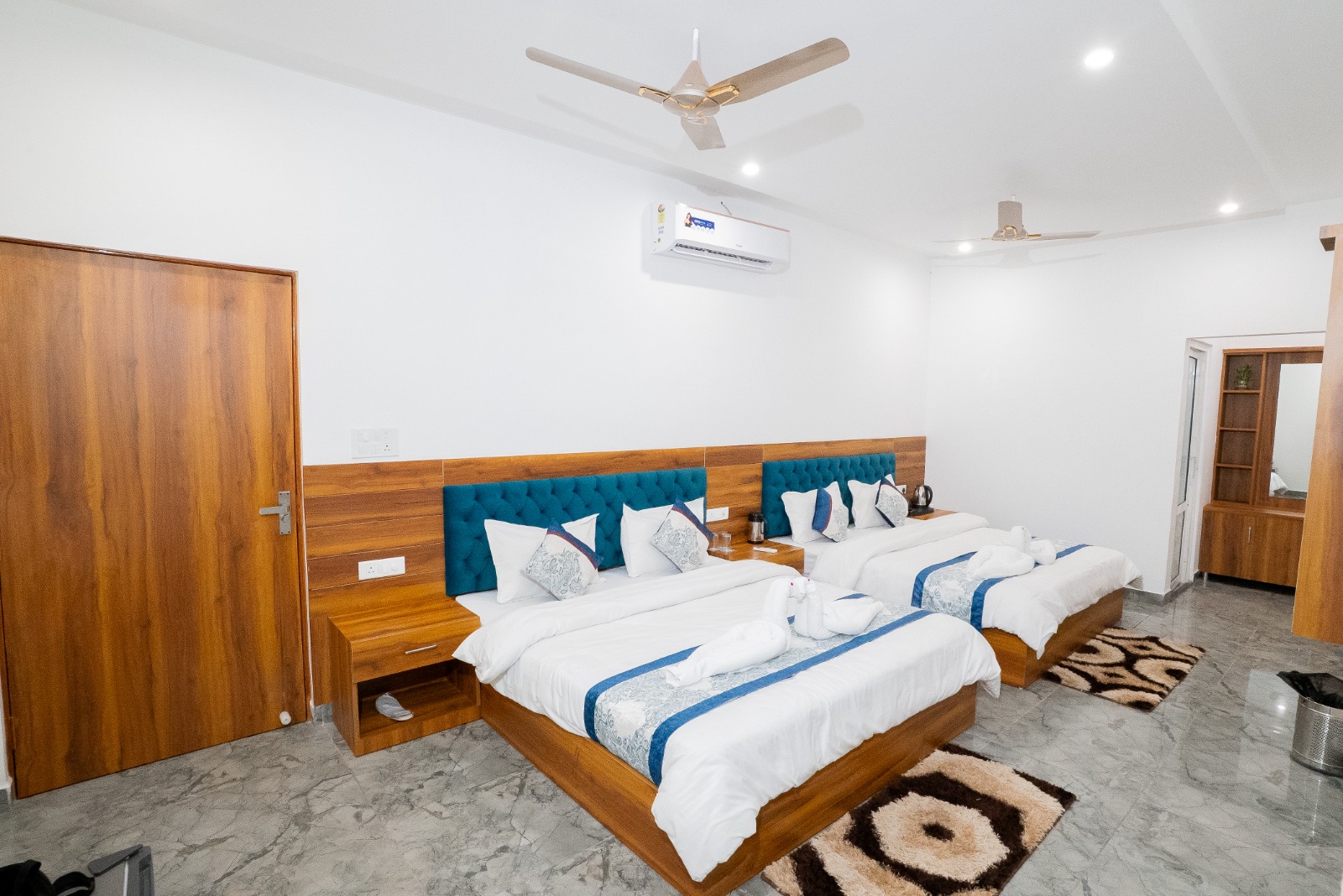 Double Luxury Beds Room